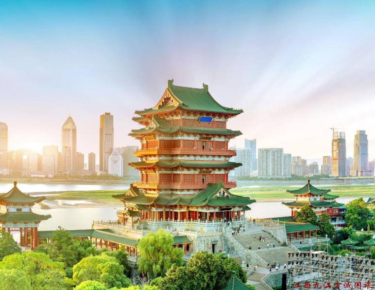 2026年9月南昌旅行社感谢信：上海家庭手写表扬，导游拿出折叠凳让老人歇脚   